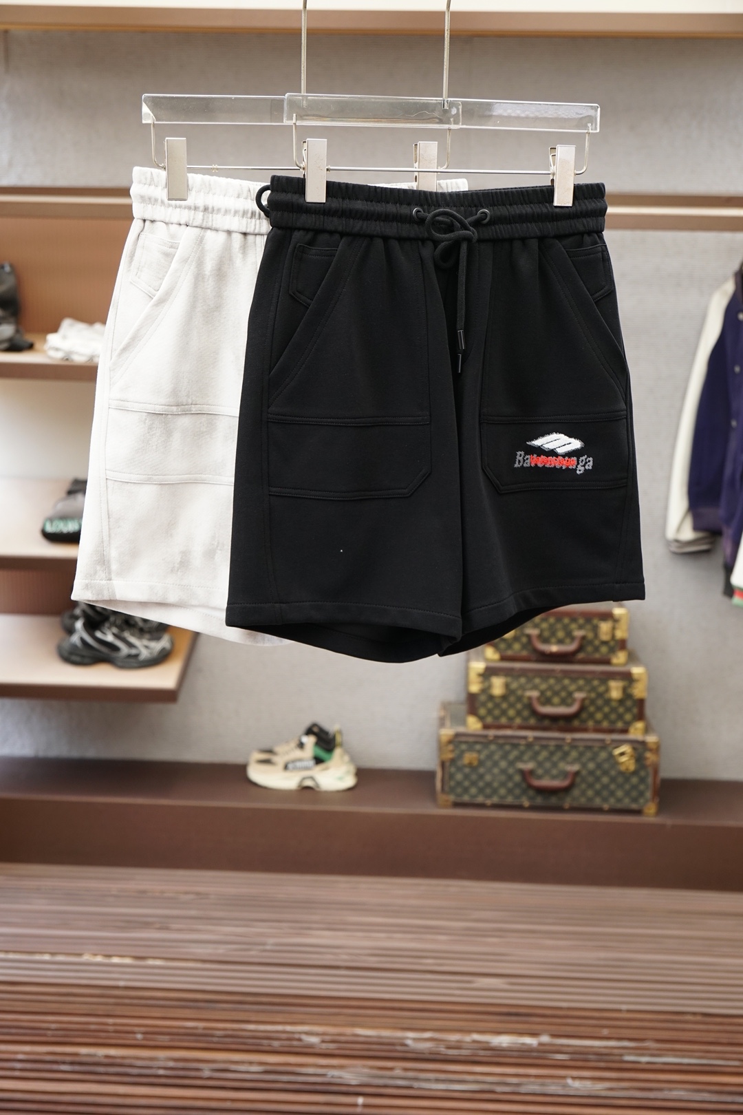 NO:857810,Balenciaga/2026 spring and summer new counters have the latest casual shorts. The original trousers are casual and versatile, with a casual and lazy style. Advanced custom-made high-weight and high-density pure cotton fabrics, custom-made heavy embroidery craftsmanship, comfortable. High-end atmosphere, whether you have the taste of summer, your first choice. M-3xL,, balenciaga, shorts,19860909巴黎世家/2026春夏季新款专柜同步最新休闲短裤.原版裤型上身休闲百搭、随性慵懒范,高级定制高克重高密度纯棉面料,订制重工刺绣工艺 舒适感爆棚.高端大气,夏天的味道有没有,首选 .M-3xL,,balenciaga,shorts,,Men's clothing