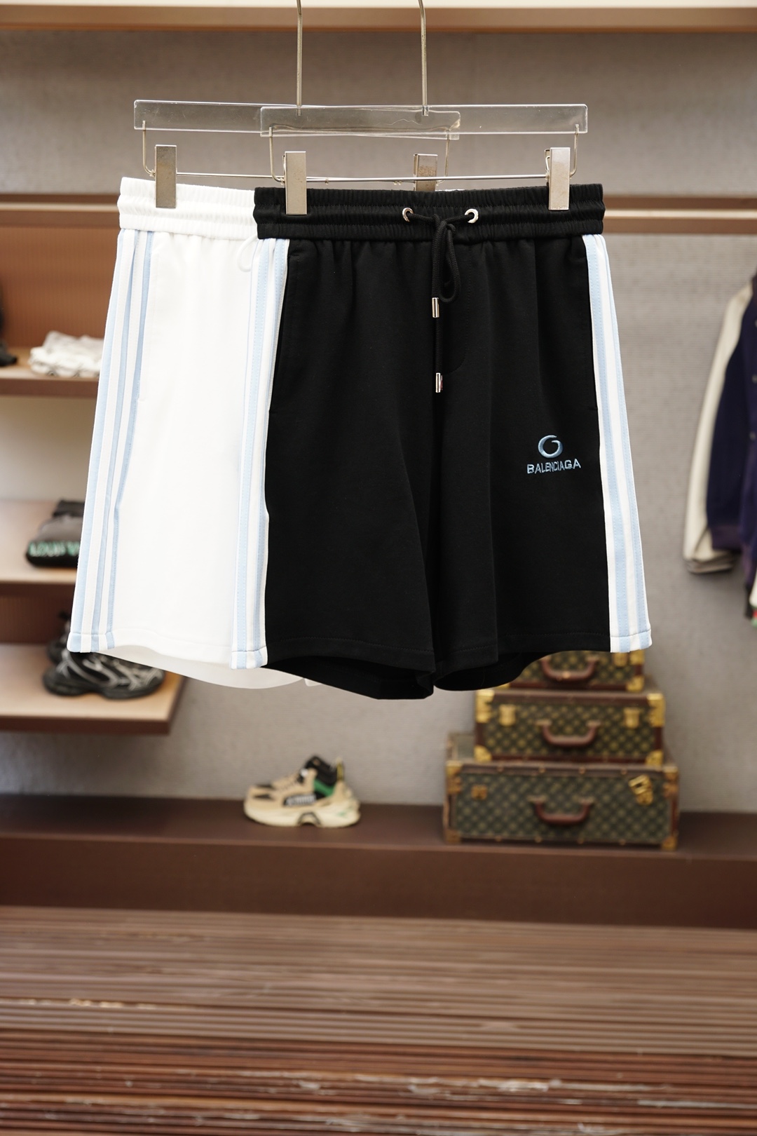 NO:857787,Balenciaga/2026 spring and summer new counters have the latest casual shorts. The original trousers are casual and versatile, with a casual and lazy style. Advanced custom-made high-weight and high-density pure cotton fabrics, custom-made heavy embroidery craftsmanship, comfortable. High-end atmosphere, whether you have the taste of summer, your first choice. M-3xL,, balenciaga, shorts,19860909巴黎世家/2026春夏季新款专柜同步最新休闲短裤.原版裤型上身休闲百搭、随性慵懒范,高级定制高克重高密度纯棉面料,订制重工刺绣工艺 舒适感爆棚.高端大气,夏天的味道有没有,首选 .M-3xL,,balenciaga,shorts,,Men's clothing