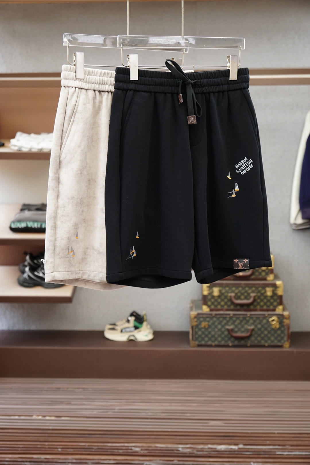 NO:857799,Lv Louis Vuitton/2026 spring and summer new counters are synchronized with the latest casual shorts. The original pants type upper body is casual and versatile, casual and lazy, advanced customized high-weight and high-density pure cotton fabrics, customized heavy embroidery technology are extremely comfortable. High-end atmosphere, whether you have the taste of summer, your first choice. M-3xL,, louis vuitton, louis vuitton, shorts,19860909Lv 路易威登/2026春夏季新款专柜同步最新休闲短裤.原版裤型上身休闲百搭、随性慵懒范,高级定制高克重高密度纯棉面料,订制重工刺绣工艺 舒适感爆棚.高端大气,夏天的味道有没有,首选 .M-3xL,,louis vuitton,louis vuitton,shorts,,Men's clothing