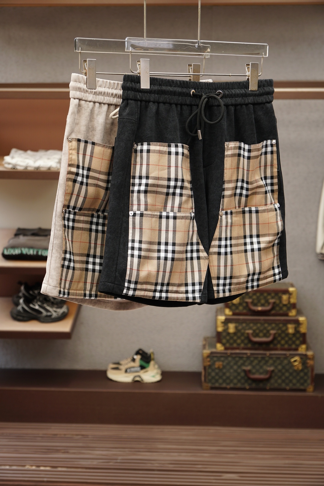 NO:857788,Burberry/2026 spring and summer new counters synchronize the latest casual shorts. The original pants type upper body is casual and versatile, casual and lazy, advanced customization of high-weight and high-density pure cotton fabrics, customized plaid splicing, craftsmanship and comfort. High-end atmosphere, whether you have the taste of summer, your first choice. M-3xL,, burberry, shorts,19860909巴宝莉/2026春夏季新款专柜同步最新休闲短裤.原版裤型上身休闲百搭、随性慵懒范,高级定制高克重高密度纯棉面料,订制格子拼接,工艺 舒适感爆棚.高端大气,夏天的味道有没有,首选 .M-3xL,,burberry,shorts,,Men's clothing