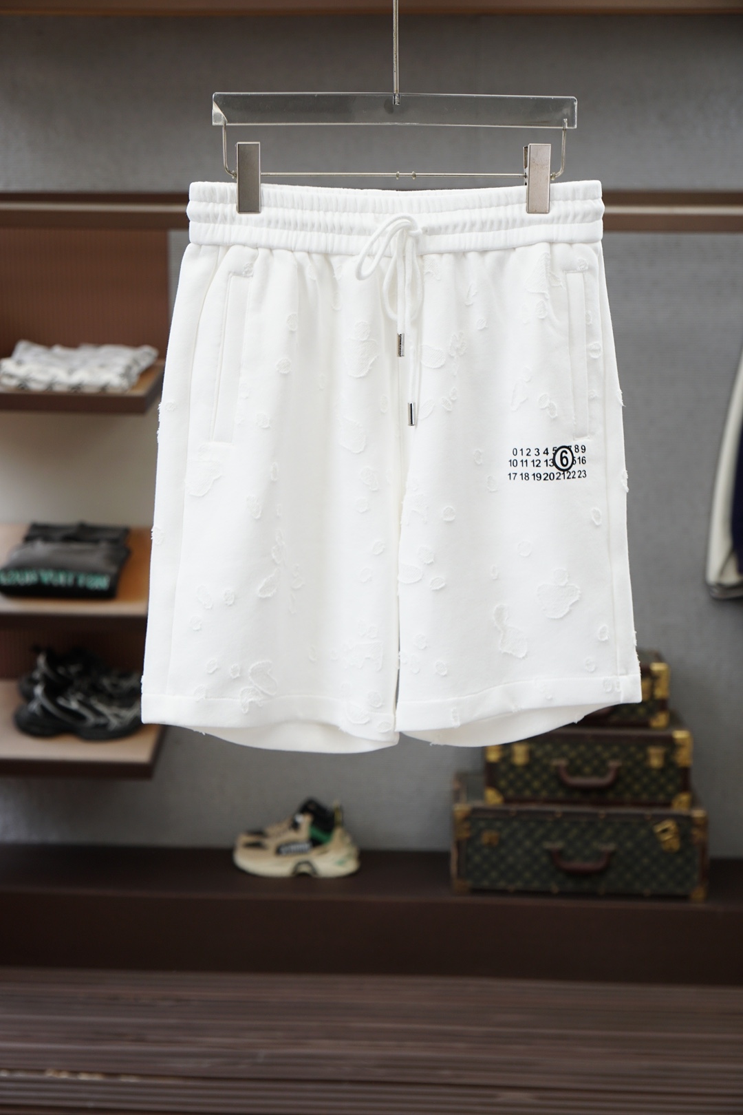 NO:857742,Margiela/2026 spring and summer new counters have the latest casual shorts. The original trousers are casual and versatile, with a casual and lazy style. Advanced custom-made high-weight and high-density pure cotton fabrics, customized heavy embroidery and hole craftsmanship, extremely comfortable. High-end atmosphere, whether you have the taste of summer, your first choice. M-3xL,, masion margiela, shorts,19860909马吉拉/2026春夏季新款专柜同步最新休闲短裤.原版裤型上身休闲百搭、随性慵懒范,高级定制高克重高密度纯棉面料,订制重工刺绣工艺加破洞工艺,舒适感爆棚.高端大气,夏天的味道有没有,首选 .M-3xL,,masion margiela,shorts,,Men's clothing