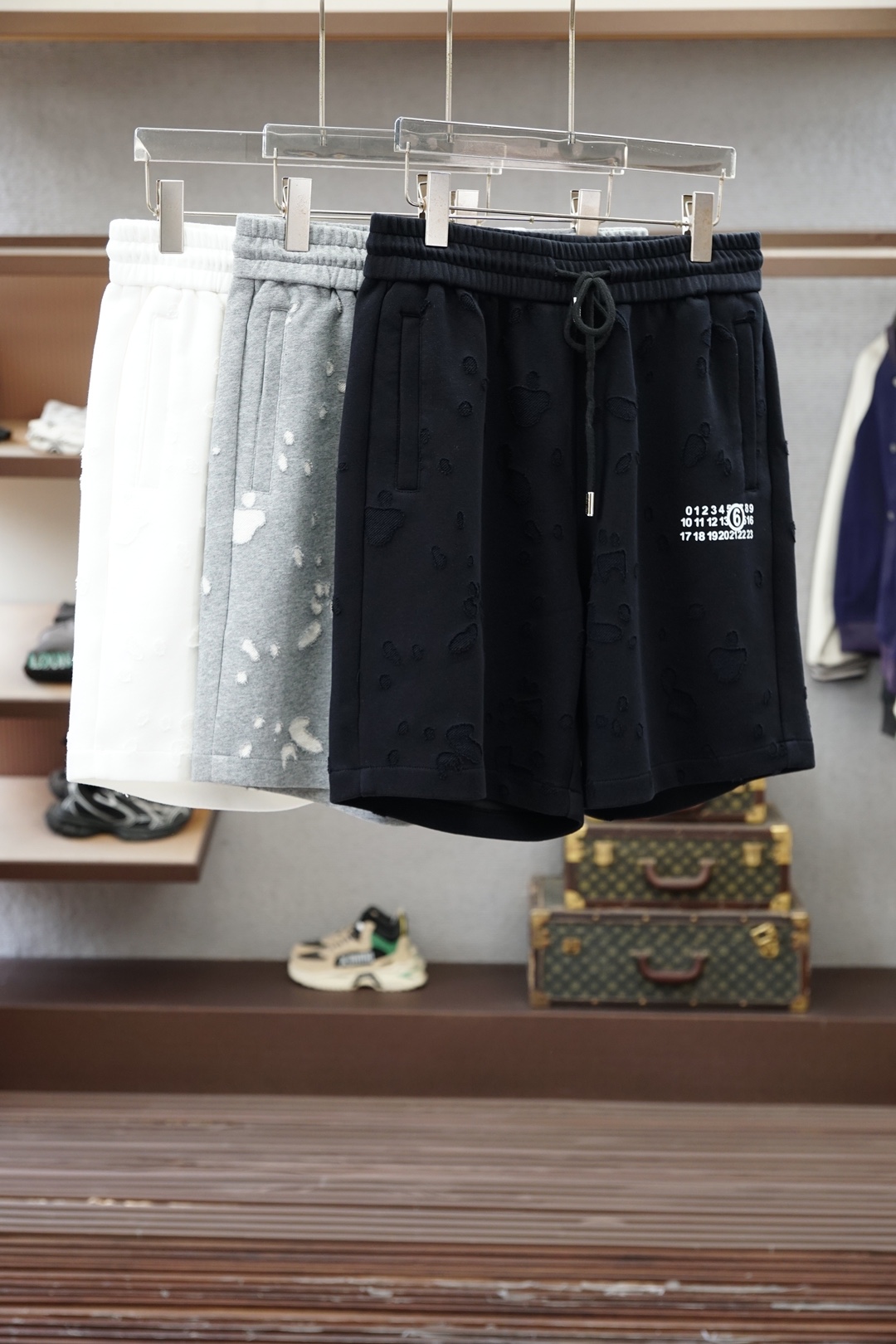 NO:857776,Margiela/2026 spring and summer new counters have the latest casual shorts. The original trousers are casual and versatile, with a casual and lazy style. Advanced custom-made high-weight and high-density pure cotton fabrics, customized heavy embroidery and hole craftsmanship, extremely comfortable. High-end atmosphere, whether you have the taste of summer, your first choice. M-3xL,, masion margiela, shorts,19860909马吉拉/2026春夏季新款专柜同步最新休闲短裤.原版裤型上身休闲百搭、随性慵懒范,高级定制高克重高密度纯棉面料,订制重工刺绣工艺加破洞工艺,舒适感爆棚.高端大气,夏天的味道有没有,首选 .M-3xL,,masion margiela,shorts,,Men's clothing