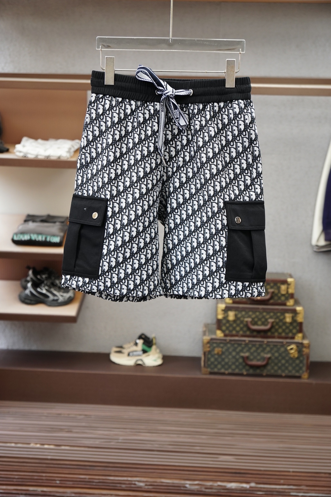 NO:857730,Dior Dior/2026 spring and summer new counter syncs with the latest casual shorts. The original pants type upper body is casual and versatile, casual and lazy, advanced customized high-weight and high-density ultra-thin polyester fiber fabric, customized heavy jacquard craftsmanship, overwhelming comfort. High-end atmosphere, whether you have the taste of summer, your first choice. M-3xL,, dior, dior, shorts,19860909Dior迪奥/2026春夏季新款专柜同步最新休闲短裤.原版裤型上身休闲百搭、随性慵懒范,高级定制高克重高密度超薄聚酯纤维面料,订制重工提花工艺,舒适感爆棚.高端大气,夏天的味道有没有,首选 .M-3xL,,dior,dior,shorts,,Men's clothing