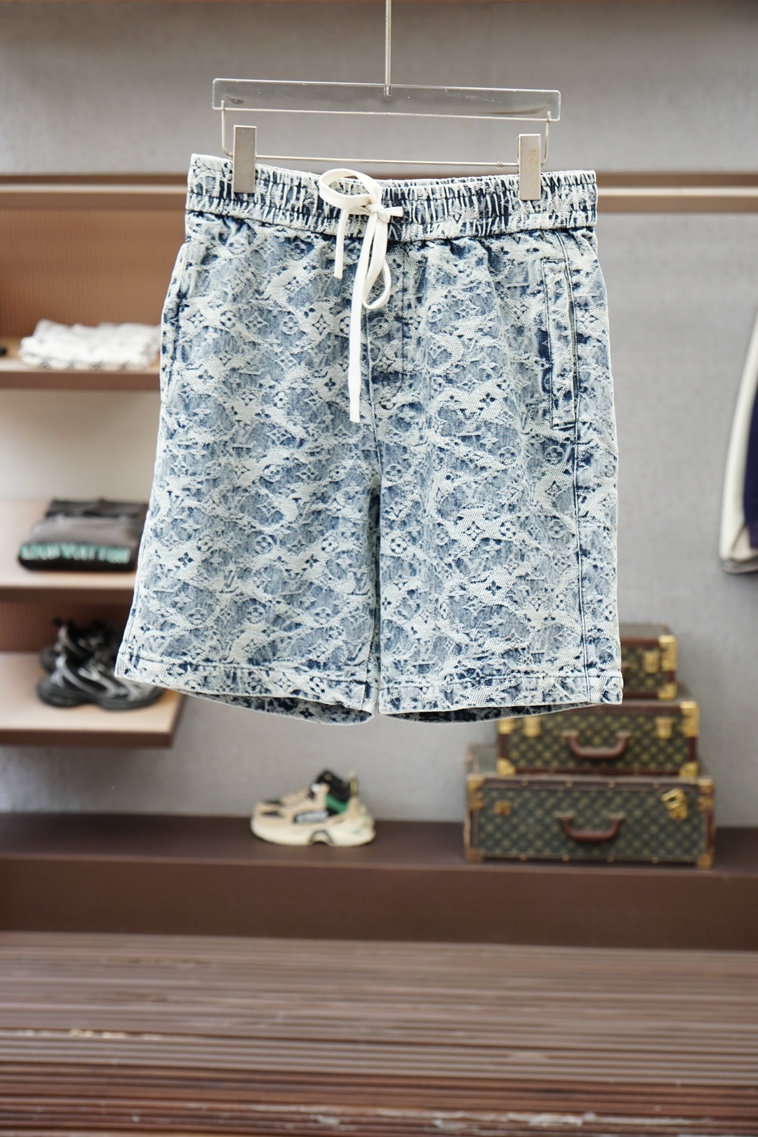 NO:857753,LV Louis Vuitton/2026 spring and summer new counters are synchronized with the latest casual shorts. The original pants type upper body is casual and versatile, with a casual and lazy style, advanced customization with high weight and high density jacquard and distressed craftsmanship, customized heavy jacquard craftsmanship, and overwhelming comfort. High-end atmosphere, whether you have the taste of summer, your first choice. M-3xL,, louis vuitton, louis vuitton, shorts,19860909LV路易威登/2026春夏季新款专柜同步最新休闲短裤.原版裤型上身休闲百搭、随性慵懒范,高级定制高克重高密度提花做旧工艺订制重工提花工艺,舒适感爆棚.高端大气,夏天的味道有没有,首选 .M-3xL,,louis vuitton,louis vuitton,shorts,,Men's clothing
