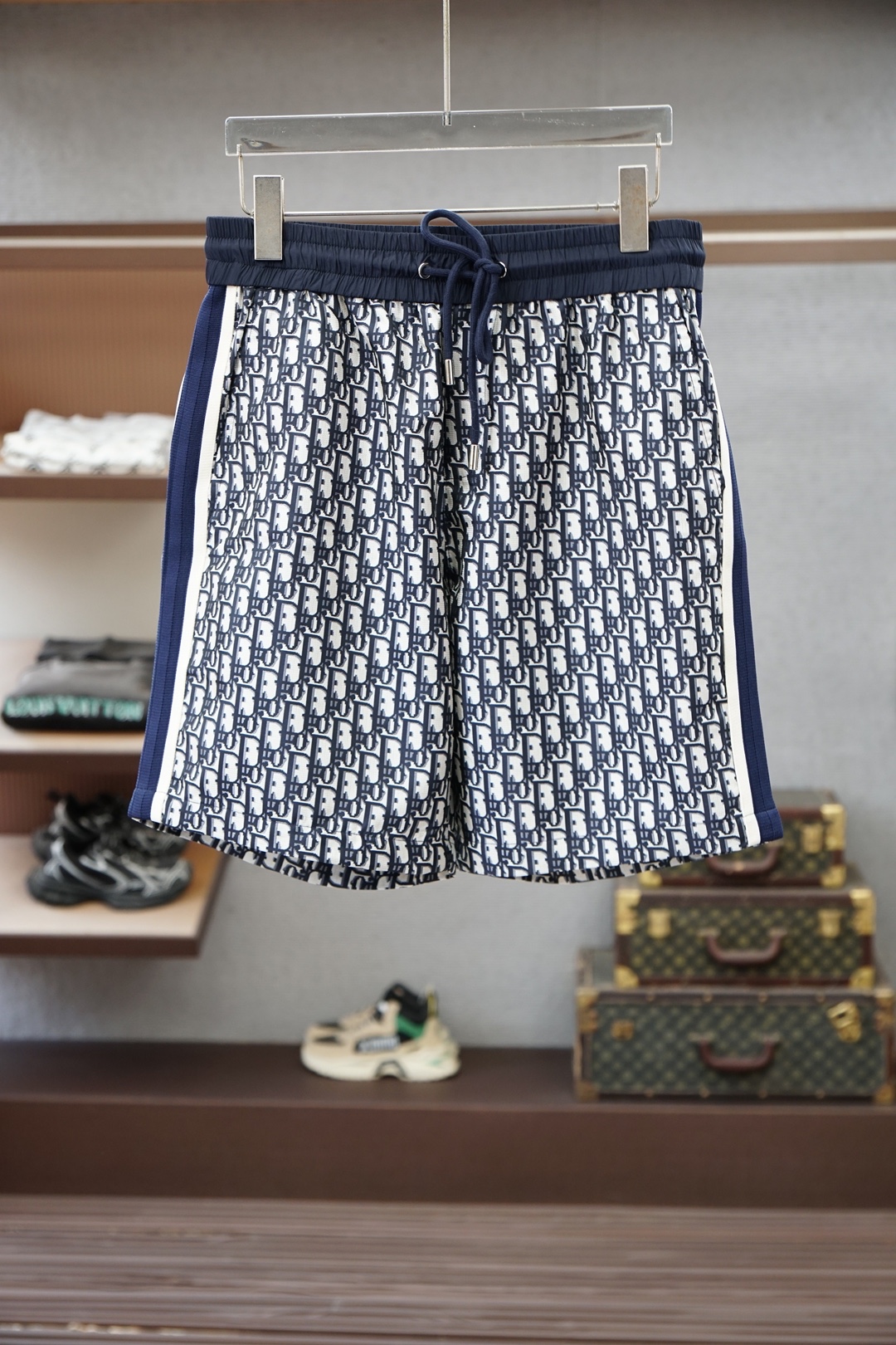 NO:857820,Dior Dior/2026 spring and summer new counter syncs with the latest casual shorts. The original pants type upper body is casual and versatile, casual and lazy, advanced customized high-weight and high-density ultra-thin polyester fiber fabric, customized heavy jacquard craftsmanship, overwhelming comfort. High-end atmosphere, whether you have the taste of summer, your first choice. M-3xL,, dior, dior, shorts,19860909Dior迪奥/2026春夏季新款专柜同步最新休闲短裤.原版裤型上身休闲百搭、随性慵懒范,高级定制高克重高密度超薄聚酯纤维面料,订制重工提花工艺,舒适感爆棚.高端大气,夏天的味道有没有,首选 .M-3xL,,dior,dior,shorts,,Men's clothing