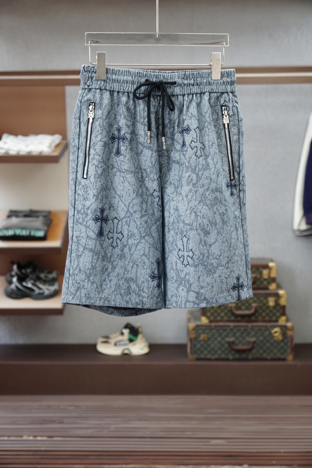 NO:857764,Chrome Hearts 2026 spring and summer new counters are synchronized with the latest casual shorts. The original pants type upper body is casual and versatile, with a casual and lazy style. The advanced customization of high-weight and high-density jacquard distressed craftsmanship is extremely comfortable. High-end atmosphere, whether you have the taste of summer, your first choice. M-3xL,, chrome hearts, shorts,19860909克罗心2026春夏季新款专柜同步最新休闲短裤.原版裤型上身休闲百搭、随性慵懒范,高级定制高克重高密度提花做旧工艺,舒适感爆棚.高端大气,夏天的味道有没有,首选 .M-3xL,,chrome hearts,shorts,,Men's clothing