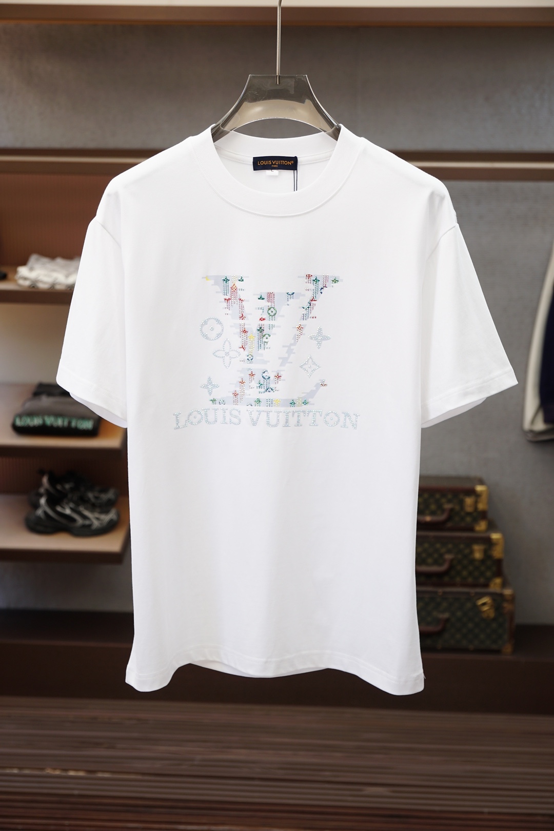 Lv，路易威登，-SS26春夏新品，官网1.1官网1.1最新款，🍻🌷💤💕胸前刺绣大Logo字母，满满时尚