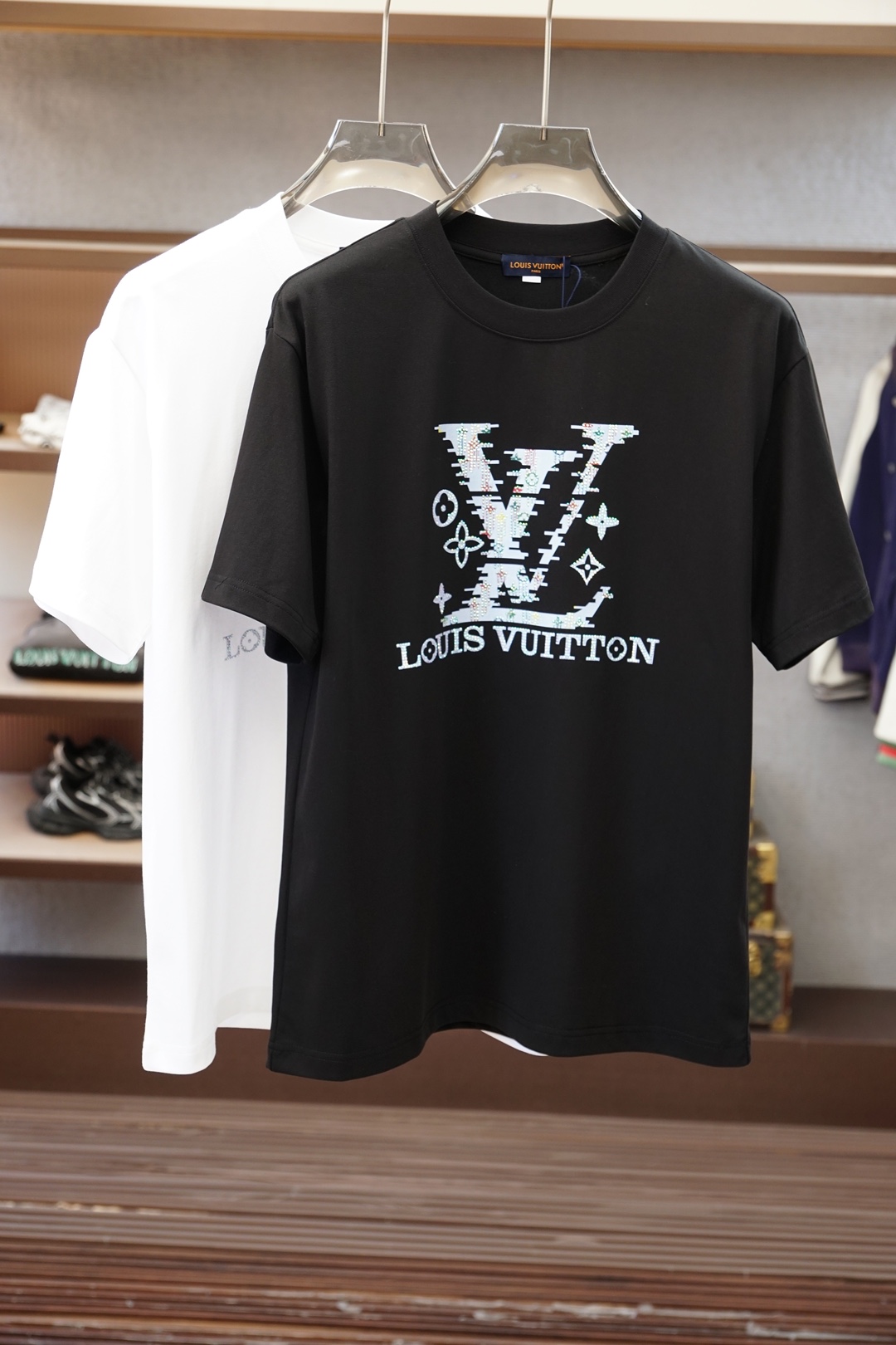 Lv，路易威登，-SS26春夏新品，官网1.1官网1.1最新款，🍻🌷💤💕胸前刺绣大Logo字母，满满时尚