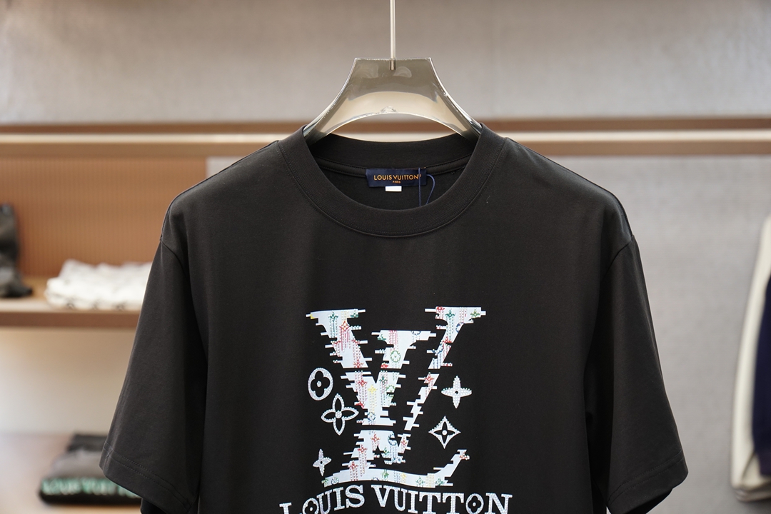Lv，路易威登，-SS26春夏新品，官网1.1官网1.1最新款，🍻🌷💤💕胸前刺绣大Logo字母，满满时尚