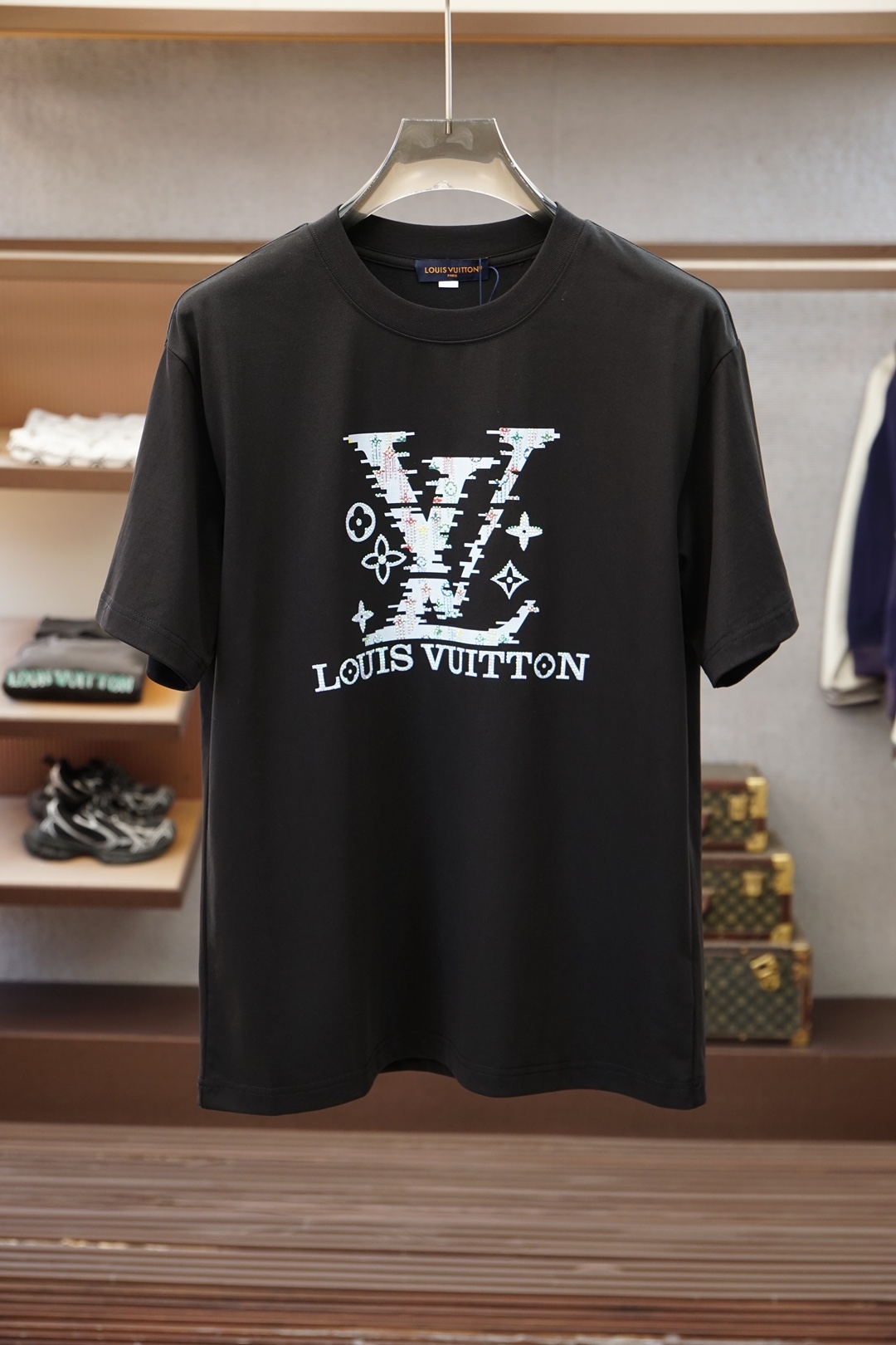 Lv，路易威登，-SS26春夏新品，官网1.1官网1.1最新款，🍻🌷💤💕胸前刺绣大Logo字母，满满时尚