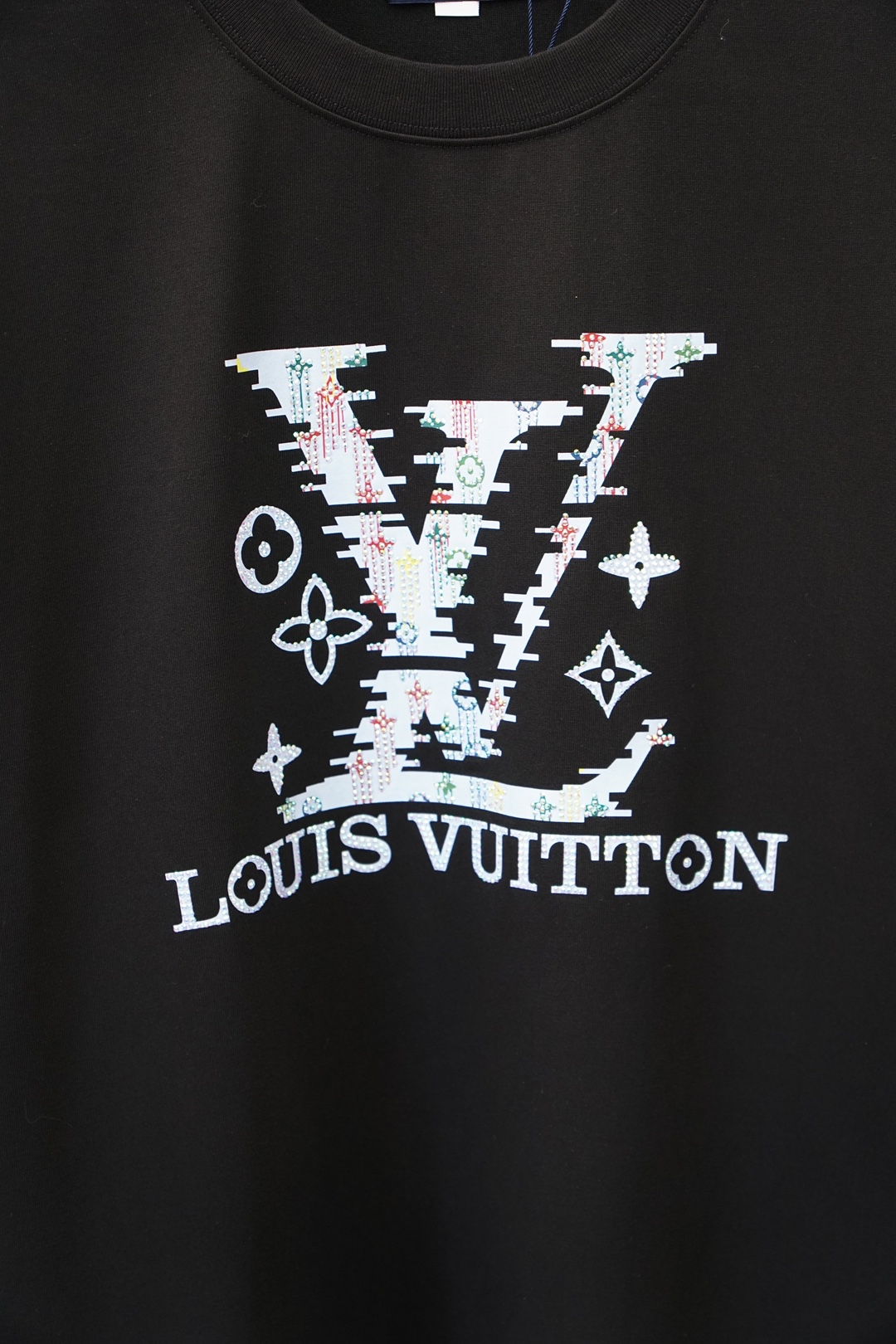 Lv，路易威登，-SS26春夏新品，官网1.1官网1.1最新款，🍻🌷💤💕胸前刺绣大Logo字母，满满时尚