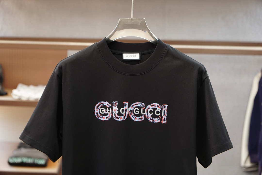 Gucci古奇-SS26春夏新品，官网1.1官网1.1最新款，🍻🌷💤💕胸前刺绣大Logo字母，满满时尚感