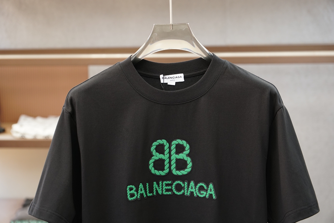 巴黎世家/-SS26春夏新品，官网1.1官网1.1最新款，🍻🌷💤💕胸前刺绣大Logo字母，满满时尚感，选