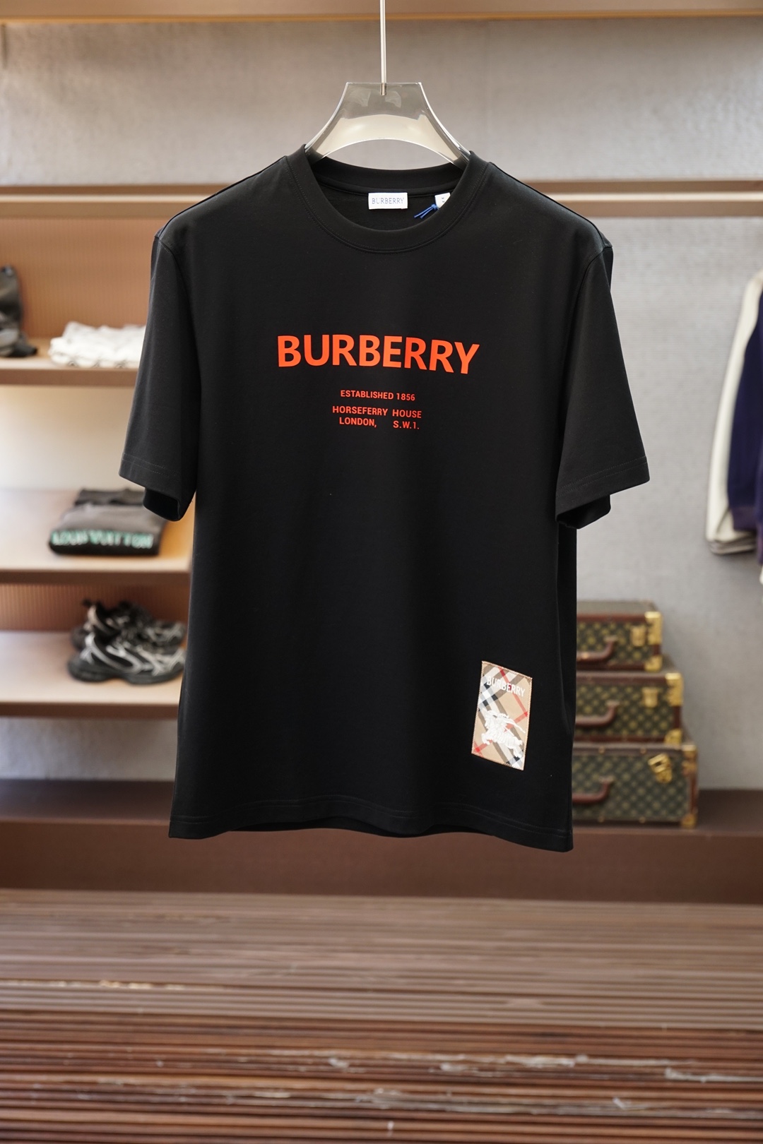 BBR 巴宝莉/26SS新款BURBERRY刺绣短T     这款T恤胸前搭配Burberry品牌经典马
