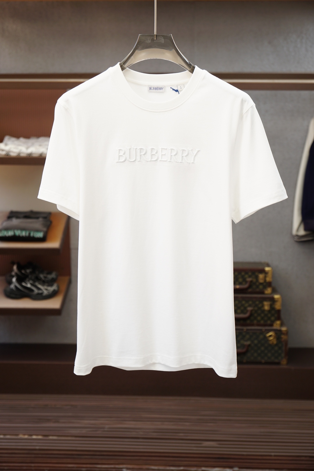 BBR巴宝莉/SS新款BURBERRY刺绣短T    这款T恤胸前搭配Burberry品牌经典马术骑士特
