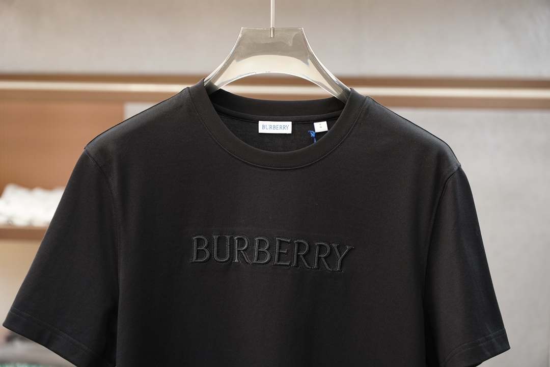 BBR巴宝莉/SS新款BURBERRY刺绣短T    这款T恤胸前搭配Burberry品牌经典马术骑士特