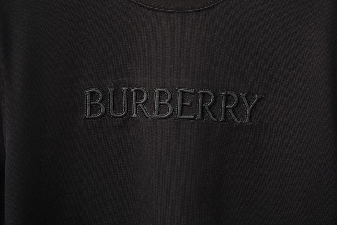 BBR巴宝莉/SS新款BURBERRY刺绣短T    这款T恤胸前搭配Burberry品牌经典马术骑士特