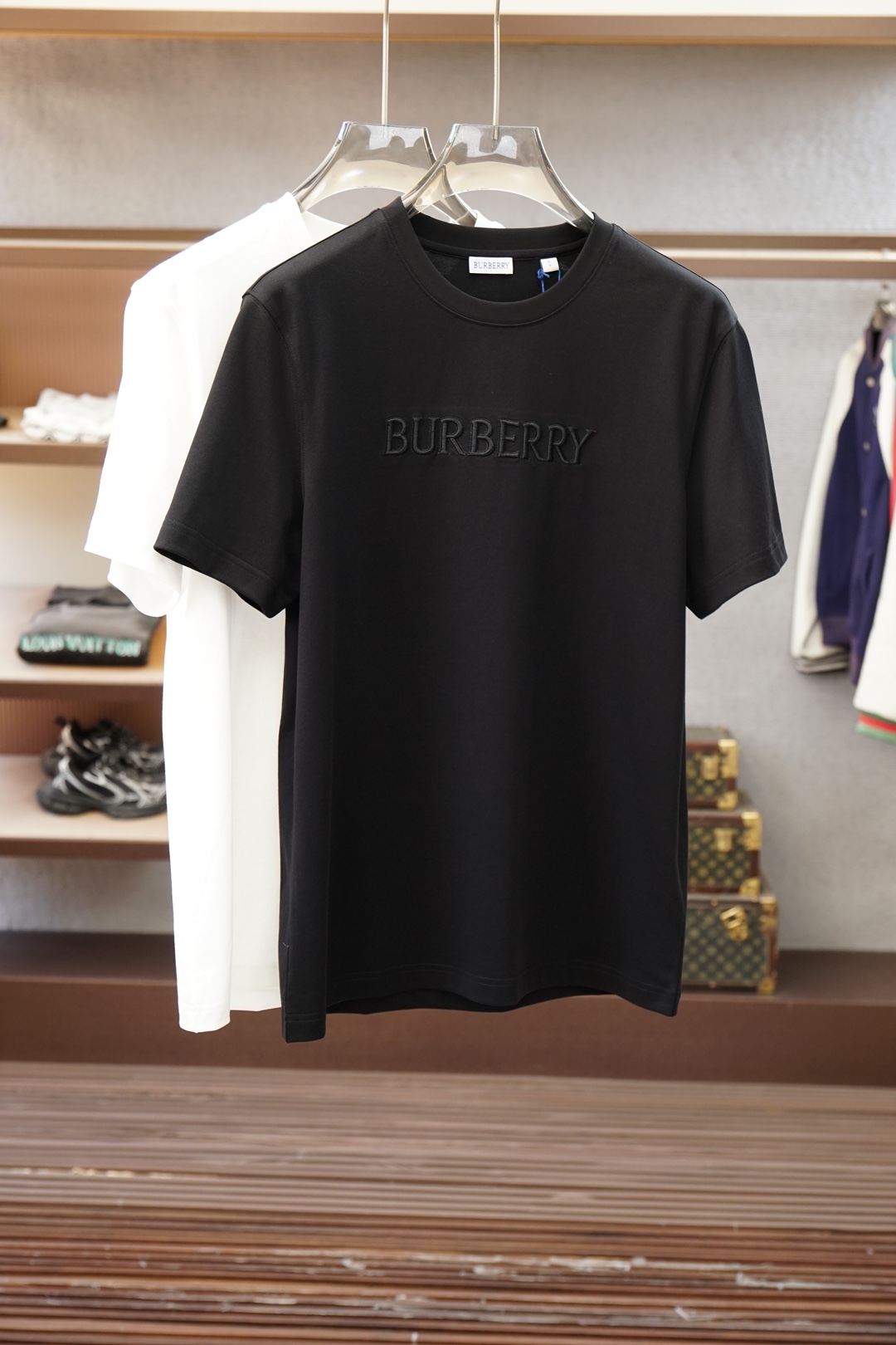 BBR巴宝莉/SS新款BURBERRY刺绣短T    这款T恤胸前搭配Burberry品牌经典马术骑士特