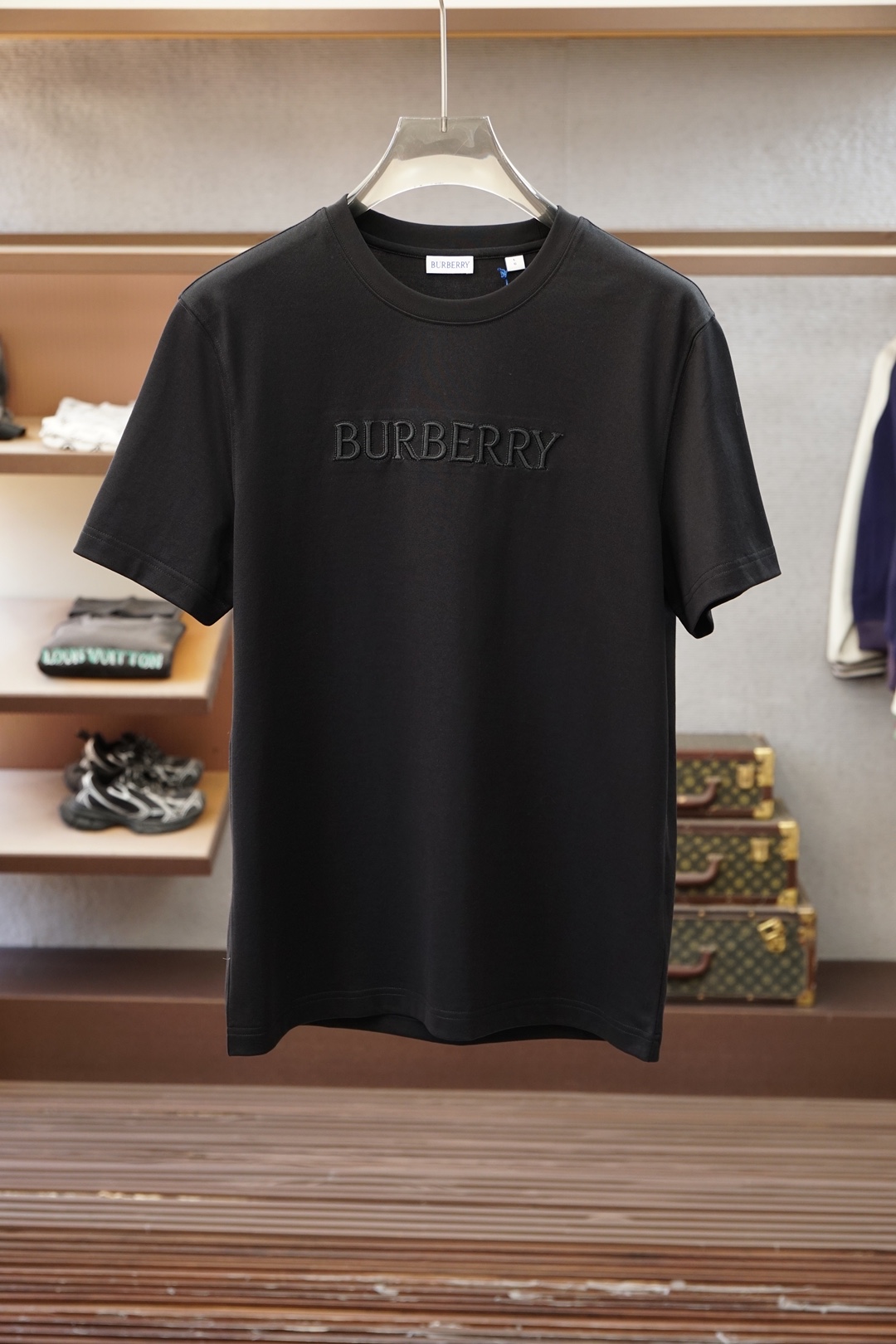 BBR巴宝莉/SS新款BURBERRY刺绣短T    这款T恤胸前搭配Burberry品牌经典马术骑士特