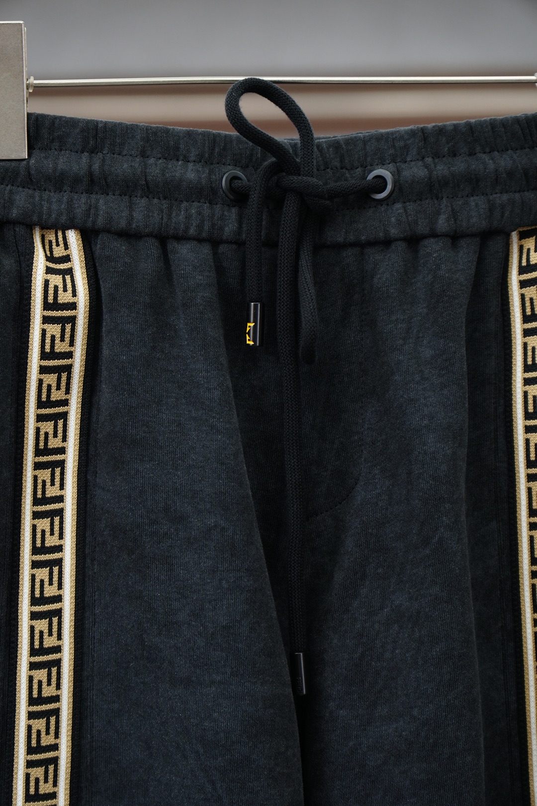 Fendi芬迪/2026春夏季新款🆗💕❤️专柜同步最新休闲短裤。原版裤型上身休闲百搭、随性慵懒范，高级定