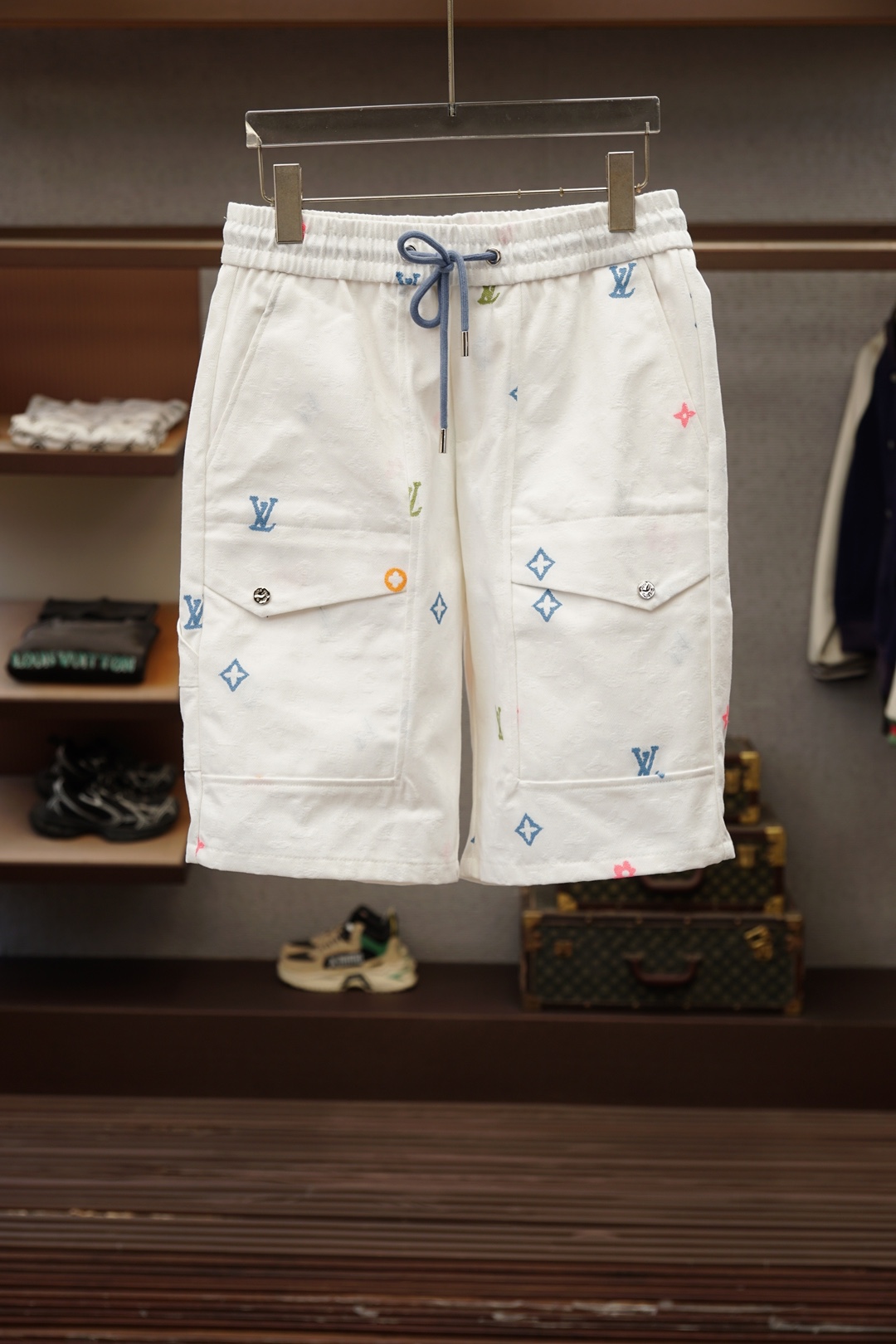 LV 2026春夏季新款🆗💕❤️专柜同步最新休闲短裤。原版裤型上身休闲百搭、随性慵懒范，高级定制高克重高
