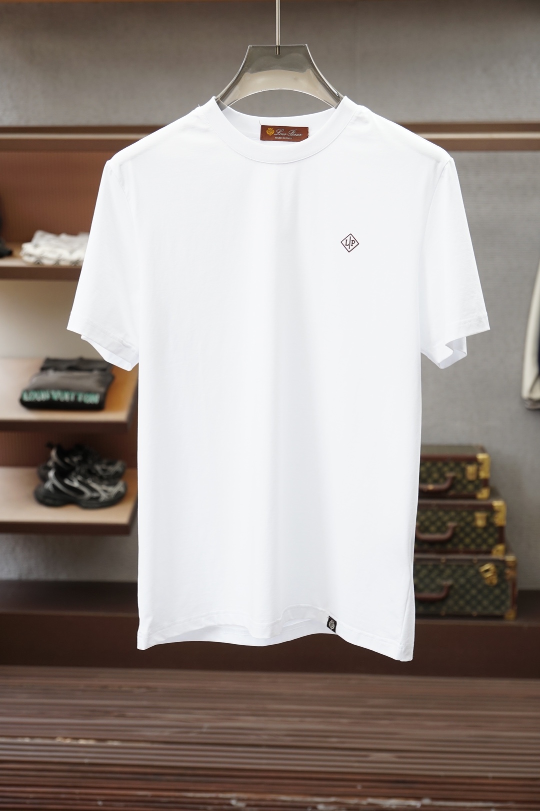 Loro Piana/🍓❤️💤💕SS26春夏新品短袖T恤，官网1.1顶级打造，胸前刺绣章仔Logo奢华感