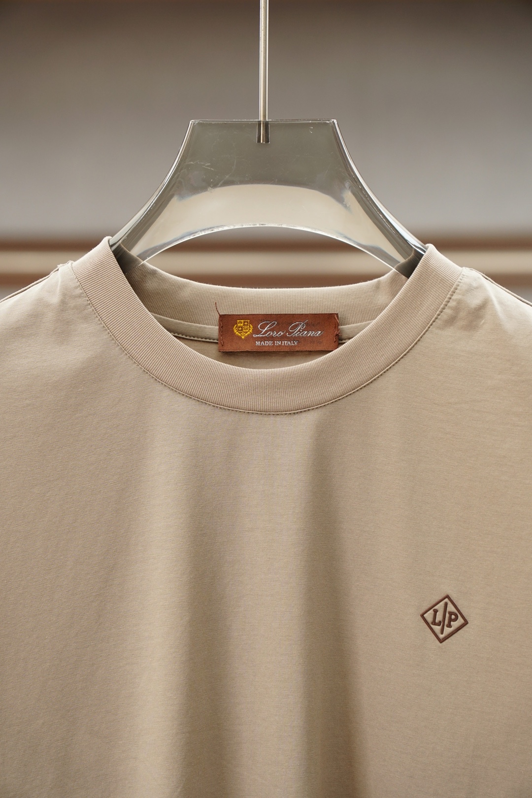 Loro Piana/🍓❤️💤💕SS26春夏新品短袖T恤，官网1.1顶级打造，胸前刺绣章仔Logo奢华感
