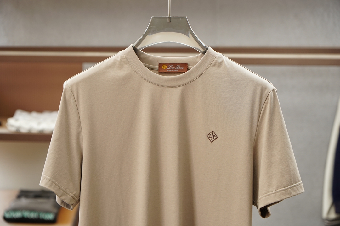 Loro Piana/🍓❤️💤💕SS26春夏新品短袖T恤，官网1.1顶级打造，胸前刺绣章仔Logo奢华感
