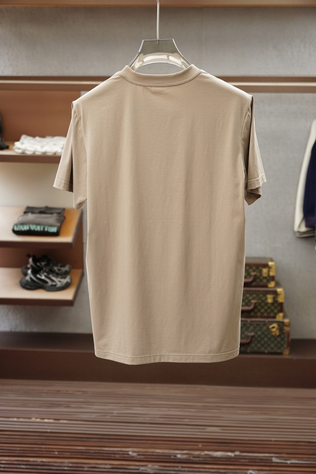 Loro Piana/🍓❤️💤💕SS26春夏新品短袖T恤，官网1.1顶级打造，胸前刺绣章仔Logo奢华感