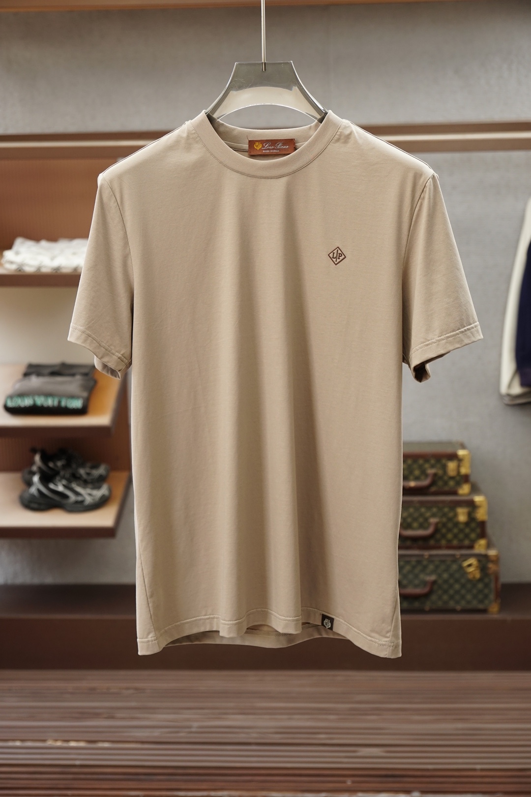 Loro Piana/🍓❤️💤💕SS26春夏新品短袖T恤，官网1.1顶级打造，胸前刺绣章仔Logo奢华感