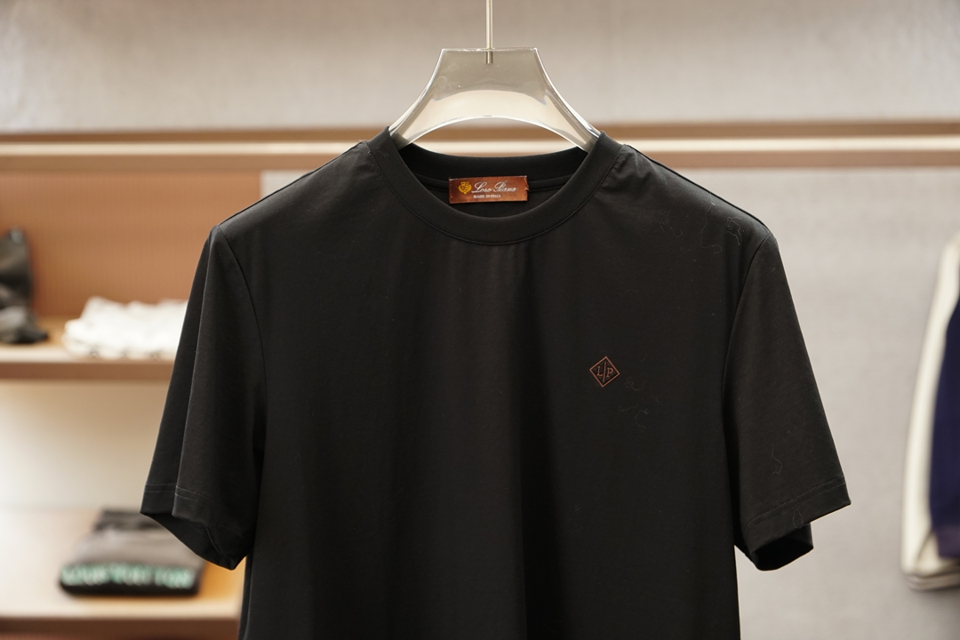 Loro Piana/🍓❤️💤💕SS26春夏新品短袖T恤，官网1.1顶级打造，胸前刺绣章仔Logo奢华感