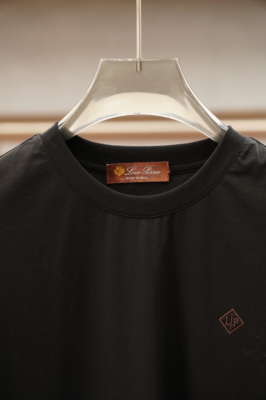 Loro Piana/🍓❤️💤💕SS26春夏新品短袖T恤，官网1.1顶级打造，胸前刺绣章仔Logo奢华感