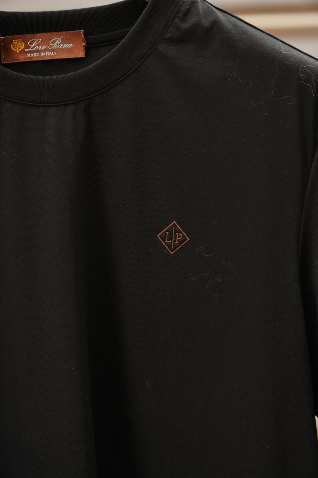 Loro Piana/🍓❤️💤💕SS26春夏新品短袖T恤，官网1.1顶级打造，胸前刺绣章仔Logo奢华感