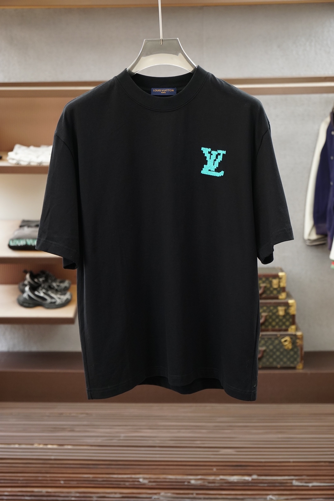 LV 路易威登，26SS春夏新品印花圆领短袖T恤，胸前缀饰字母刺绣Logo设计，🔛🍭🌻🫥经典休闲单品更显
