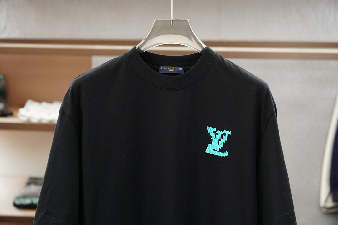 LV 路易威登，26SS春夏新品印花圆领短袖T恤，胸前缀饰字母刺绣Logo设计，🔛🍭🌻🫥经典休闲单品更显