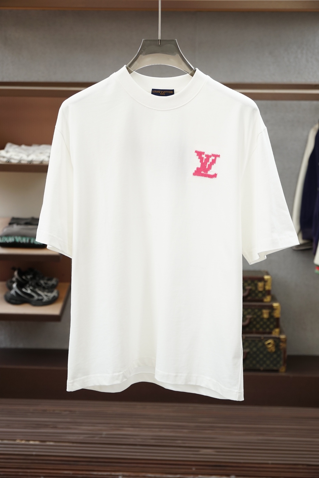 LV 路易威登，26SS春夏新品印花圆领短袖T恤，胸前缀饰字母刺绣Logo设计，🔛🍭🌻🫥经典休闲单品更显