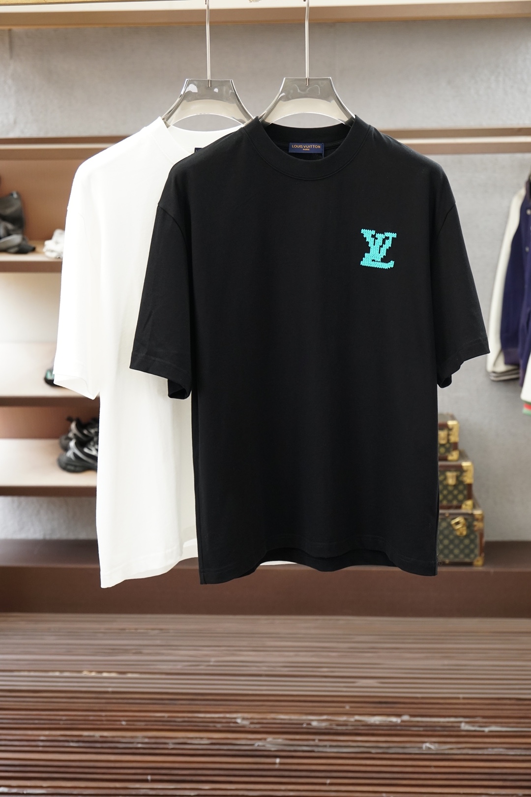 LV 路易威登，26SS春夏新品印花圆领短袖T恤，胸前缀饰字母刺绣Logo设计，🔛🍭🌻🫥经典休闲单品更显