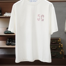 Off White/26SS春夏新品印花圆领短袖T恤,胸前缀饰字母刺绣Logo设计,🔛🍭🌻🫥经典休闲单品 Off White/26SS春夏新品印花圆领短袖T恤,胸前缀饰字母刺绣Logo设计,🔛🍭🌻🫥经典休闲单品