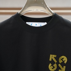 Off White/26SS春夏新品印花圆领短袖T恤,胸前缀饰字母刺绣Logo设计,🔛🍭🌻🫥经典休闲单品 Off White/26SS春夏新品印花圆领短袖T恤,胸前缀饰字母刺绣Logo设计,🔛🍭🌻🫥经典休闲单品