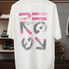 Off White/26SS春夏新品印花圆领短袖T恤,胸前缀饰字母刺绣Logo设计,🔛🍭🌻🫥经典休闲单品 Off White/26SS春夏新品印花圆领短袖T恤,胸前缀饰字母刺绣Logo设计,🔛🍭🌻🫥经典休闲单品