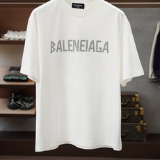 巴黎世家/26SS春夏新品印花圆领短袖T恤,胸前缀饰烫钻字母Logo设计,🔛🍭🌻🫥经典休闲单品更显精致, 巴黎世家/26SS春夏新品印花圆领短袖T恤,胸前缀饰烫钻字母Logo设计,🔛🍭🌻🫥经典休闲单品更显精致,