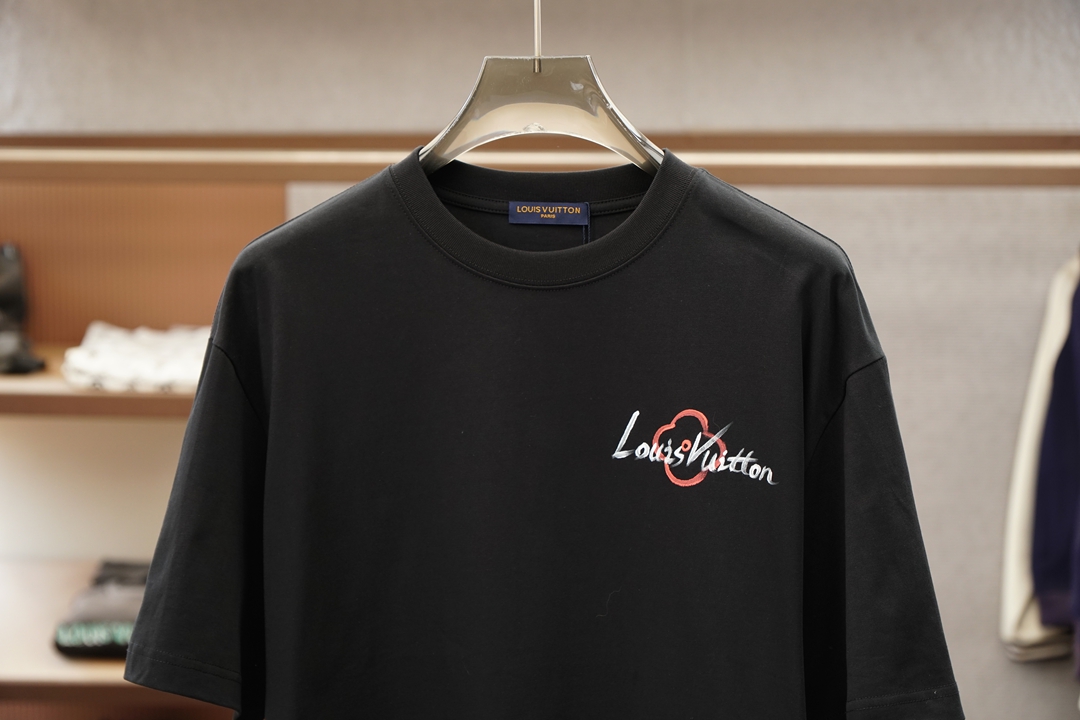 Lv 路易威登/26SS春夏新品印花圆领短袖T恤，胸前缀饰烫钻字母Logo设计，🔛🍭🌻🫥经典休闲单品更显