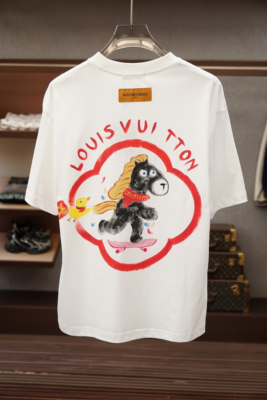 Lv 路易威登/26SS春夏新品印花圆领短袖T恤，胸前缀饰烫钻字母Logo设计，🔛🍭🌻🫥经典休闲单品更显