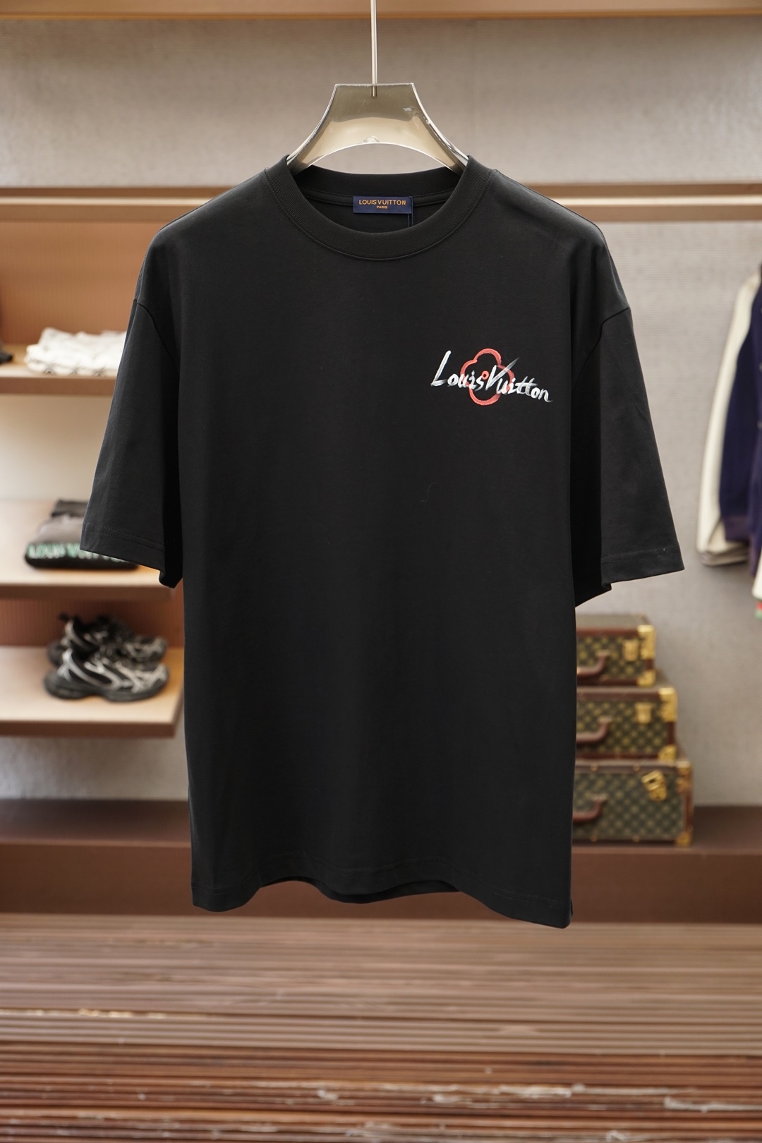 Lv 路易威登/26SS春夏新品印花圆领短袖T恤，胸前缀饰烫钻字母Logo设计，🔛🍭🌻🫥经典休闲单品更显