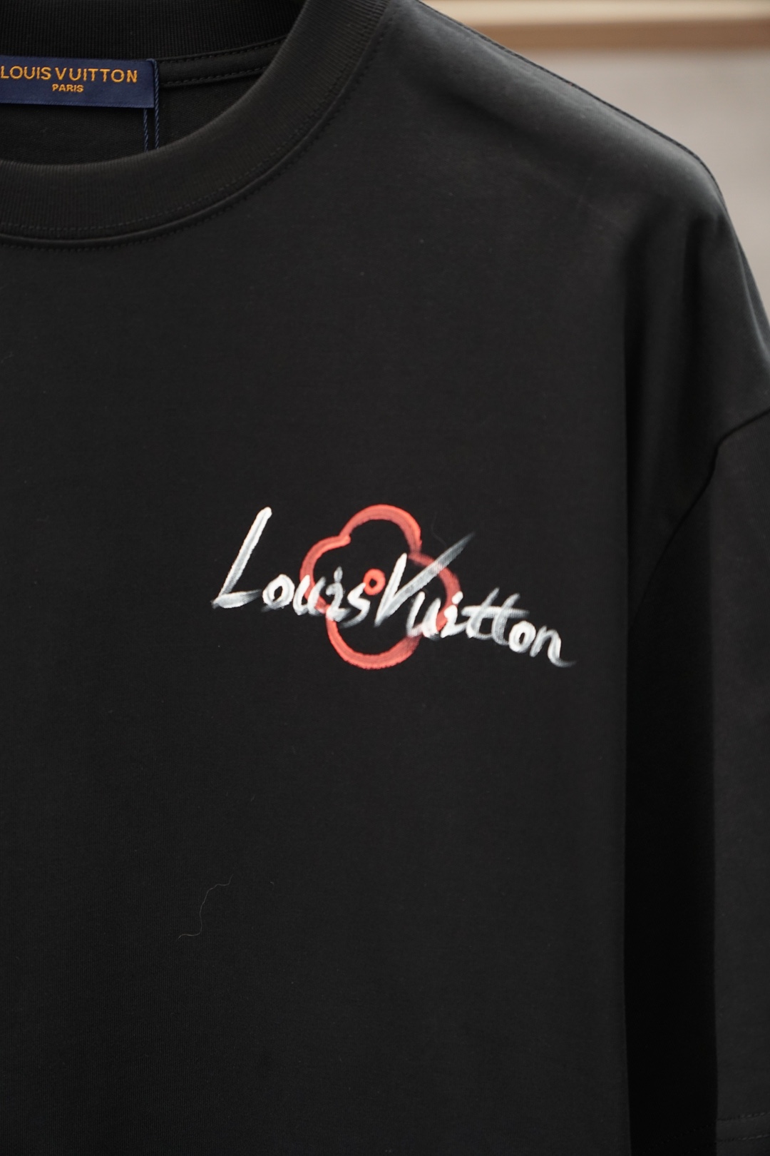 Lv 路易威登/26SS春夏新品印花圆领短袖T恤，胸前缀饰烫钻字母Logo设计，🔛🍭🌻🫥经典休闲单品更显