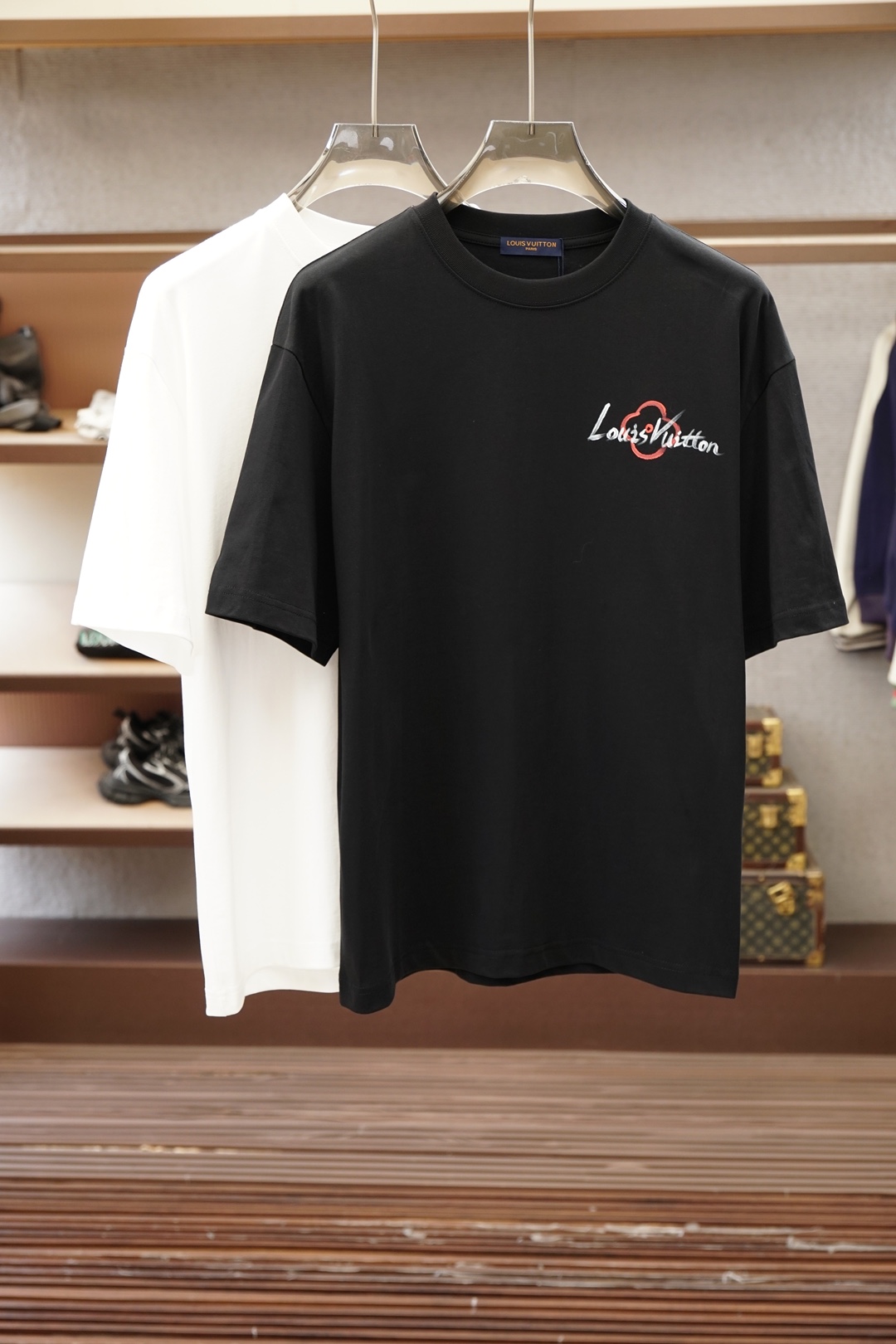 Lv 路易威登/26SS春夏新品印花圆领短袖T恤，胸前缀饰烫钻字母Logo设计，🔛🍭🌻🫥经典休闲单品更显