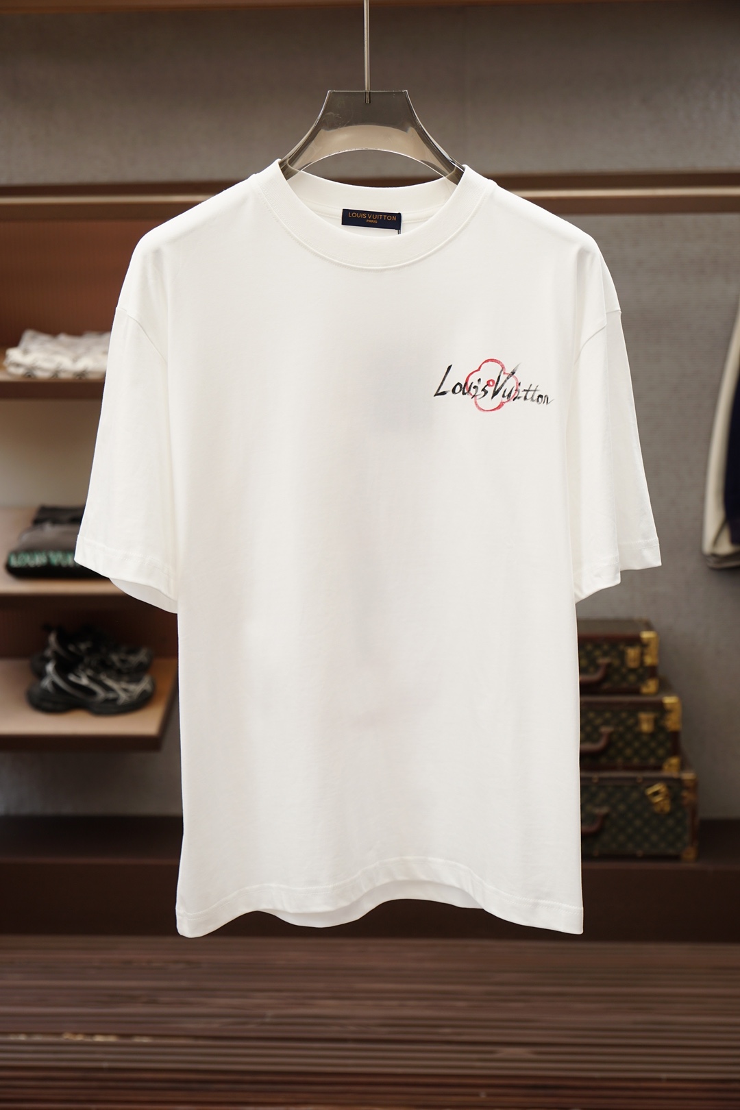 Lv 路易威登/26SS春夏新品印花圆领短袖T恤，胸前缀饰烫钻字母Logo设计，🔛🍭🌻🫥经典休闲单品更显
