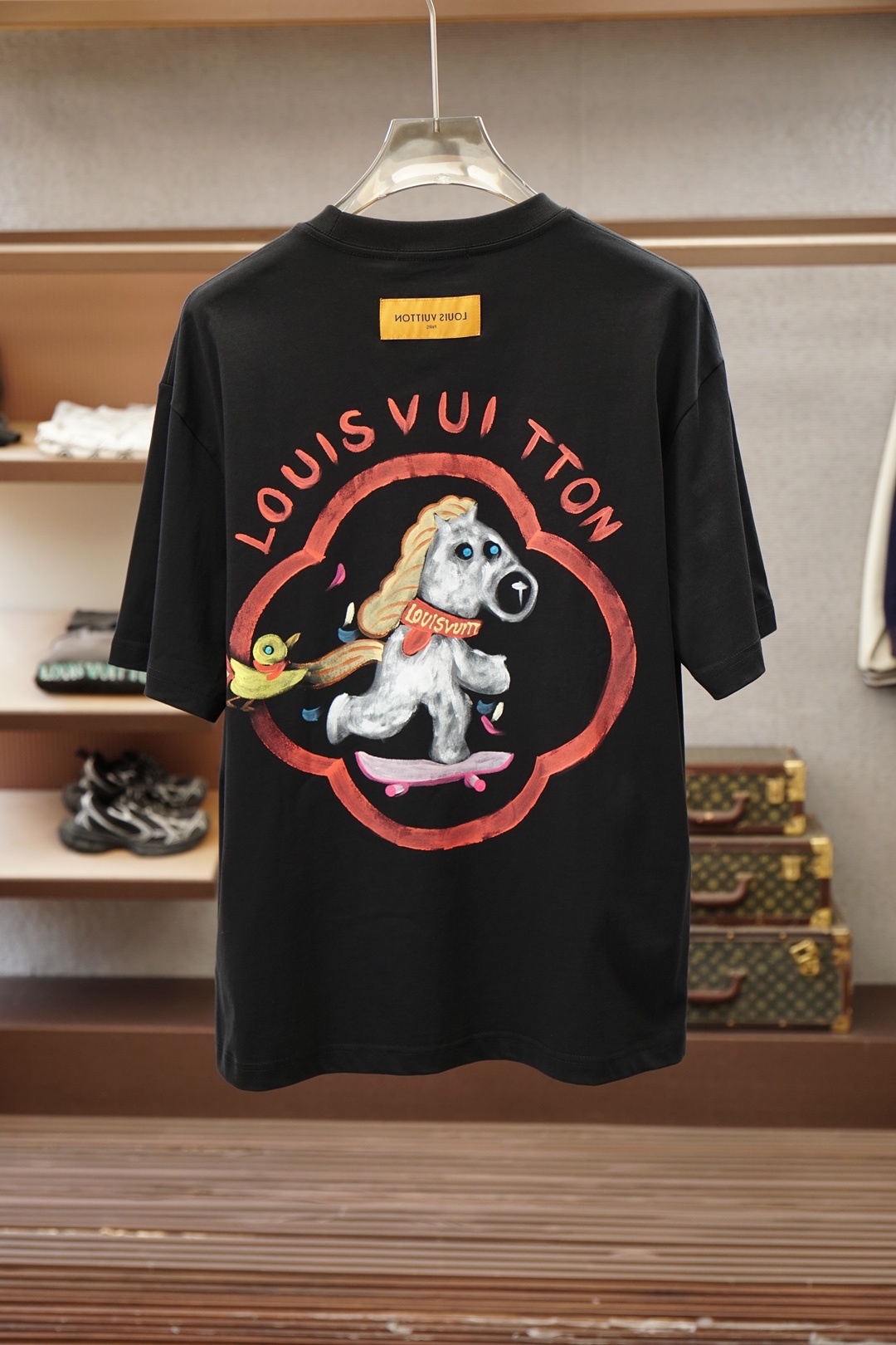 Lv 路易威登/26SS春夏新品印花圆领短袖T恤，胸前缀饰烫钻字母Logo设计，🔛🍭🌻🫥经典休闲单品更显