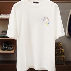 Lv 路易威登/26SS春夏新品印花圆领短袖T恤,胸前缀饰烫钻字母Logo设计,🔛🍭🌻🫥经典休闲单品更显 Lv 路易威登/26SS春夏新品印花圆领短袖T恤,胸前缀饰烫钻字母Logo设计,🔛🍭🌻🫥经典休闲单品更显