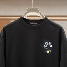 Lv 路易威登/26SS春夏新品印花圆领短袖T恤,胸前缀饰烫钻字母Logo设计,🔛🍭🌻🫥经典休闲单品更显 Lv 路易威登/26SS春夏新品印花圆领短袖T恤,胸前缀饰烫钻字母Logo设计,🔛🍭🌻🫥经典休闲单品更显